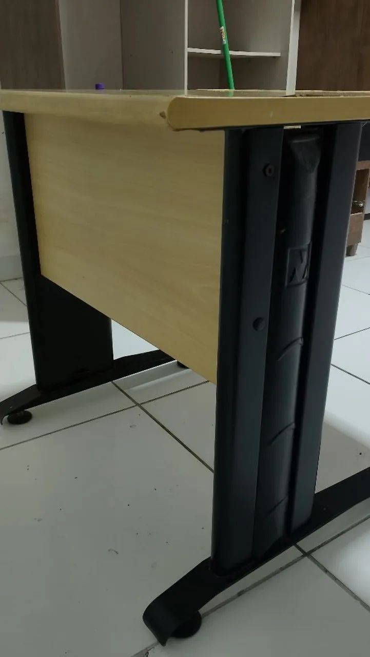 Mesa de madeira e aço para computador - Foto 4