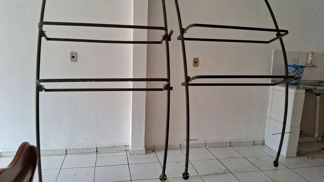 Sofa estante de ferro com vidro e mesas - Foto 3