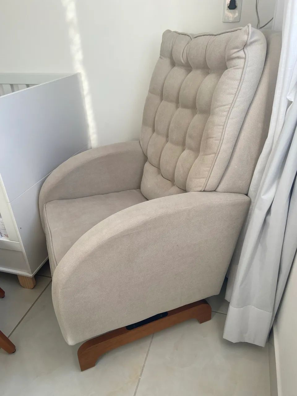 Poltrona de amamentação com balanço e puf - Foto 2