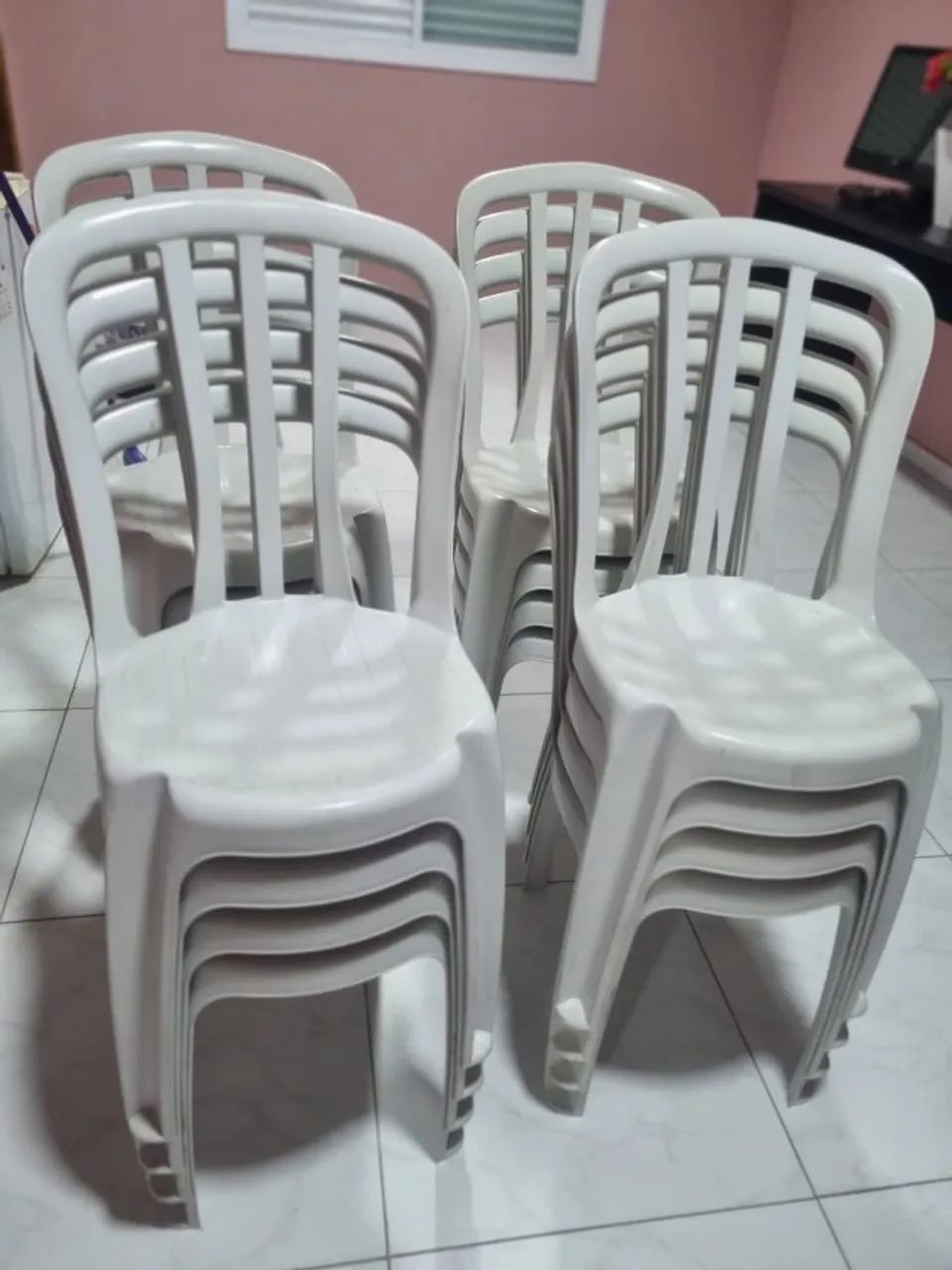 Conjunto mesa e cadeira de plástico branco ótimo estado - Foto 4