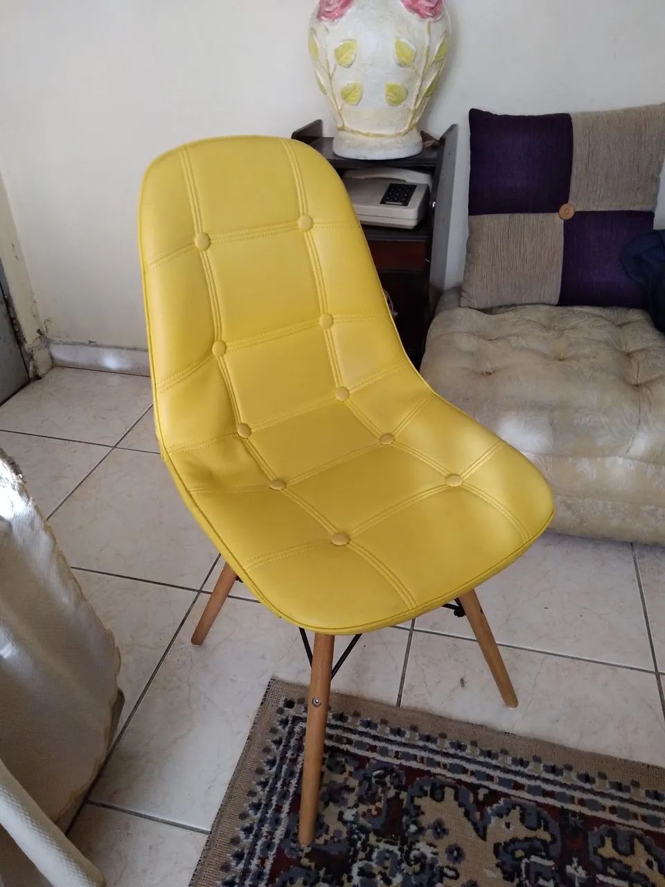 Cadeira Amarela Eame Botone estofada Tyfani 