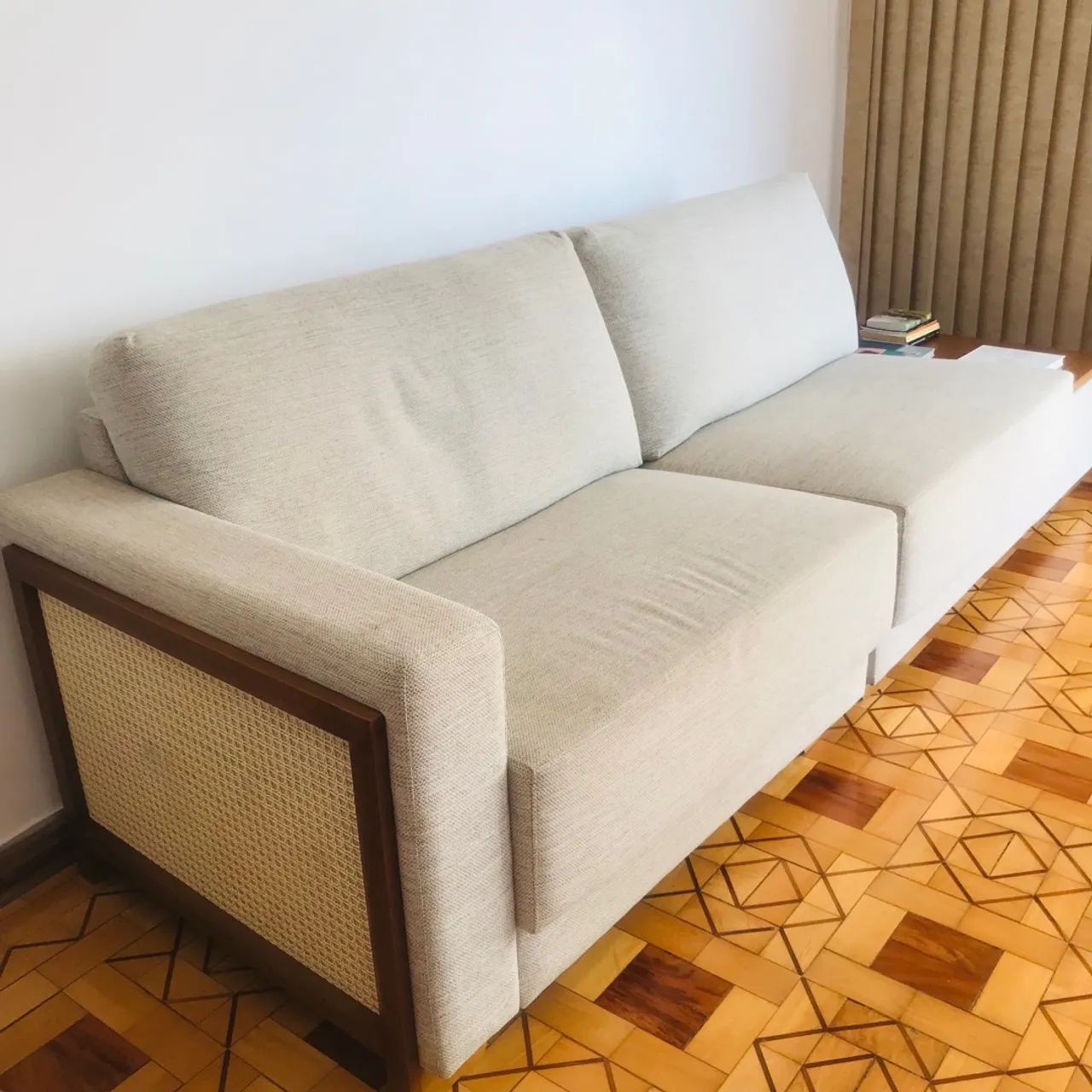 OPORTUNIDADE única. Sofá novíssimo 