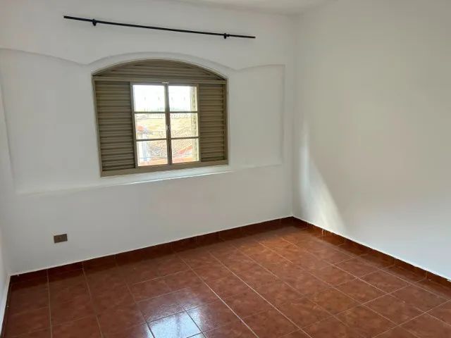 Casa perto do centro: 3 quartos, sacada, linda vista e terreno frontal para comércio - Foto 4
