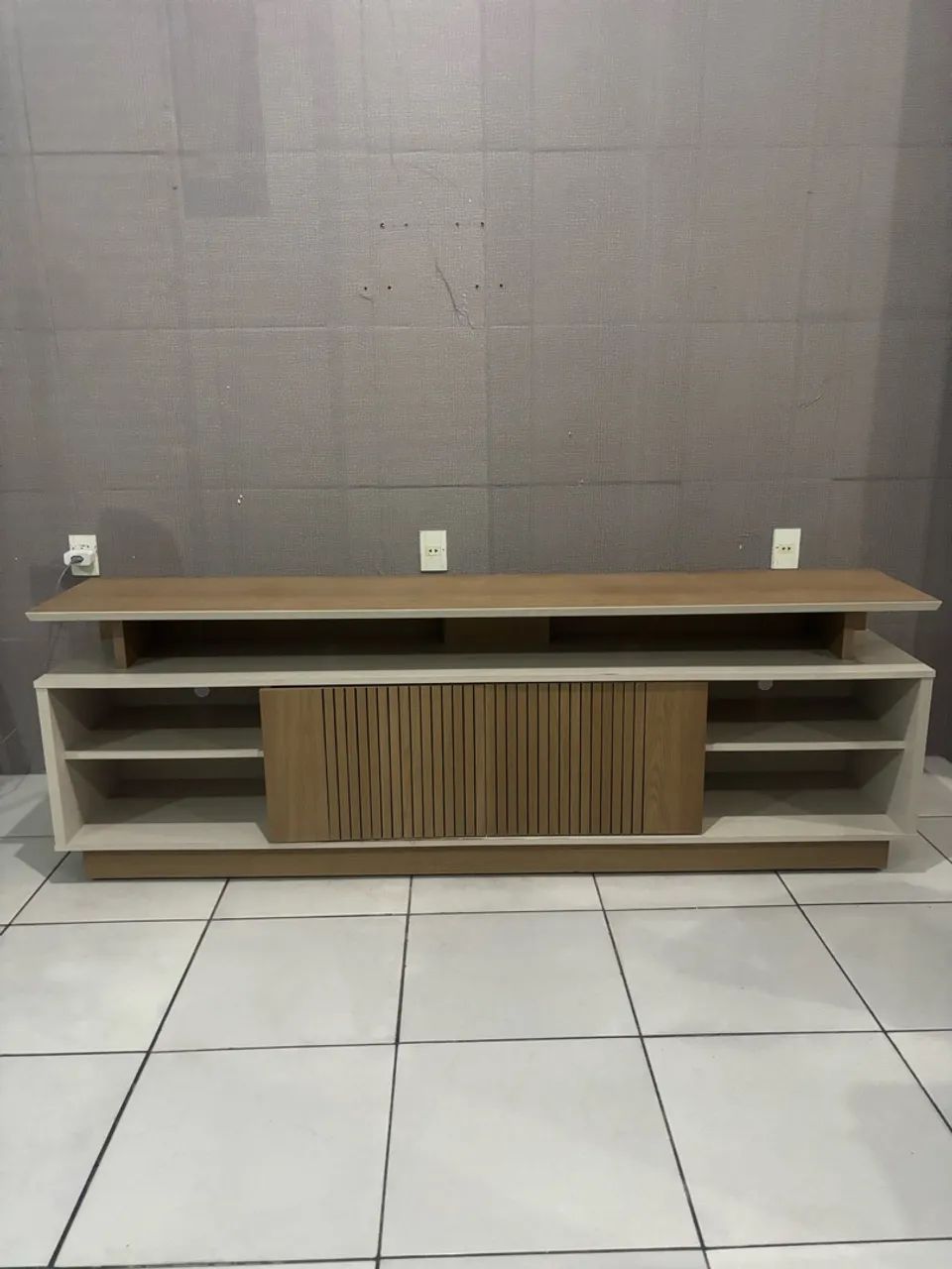 Rack Bege e Madeira com Porta Ripada - Foto 2