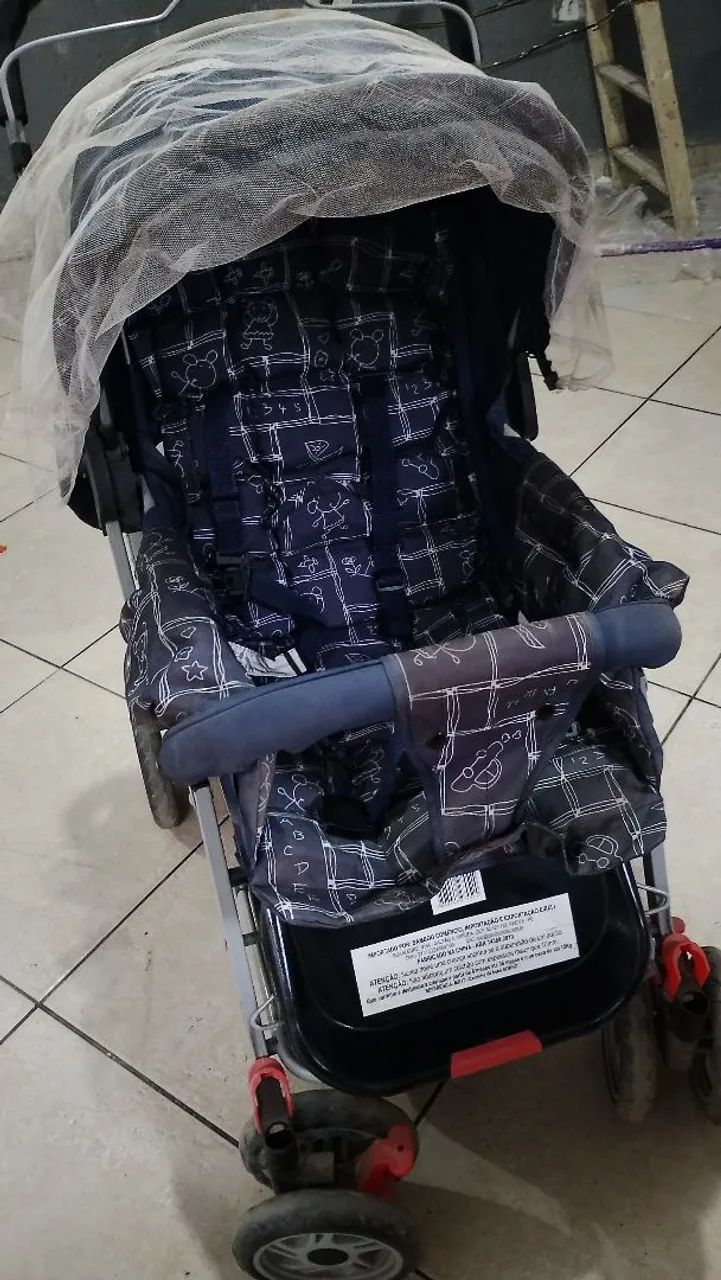Vendo carrinho de bebê com mosqueteiro 