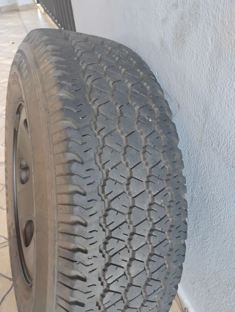 Pneu 235/75/15 com roda - Foto 2