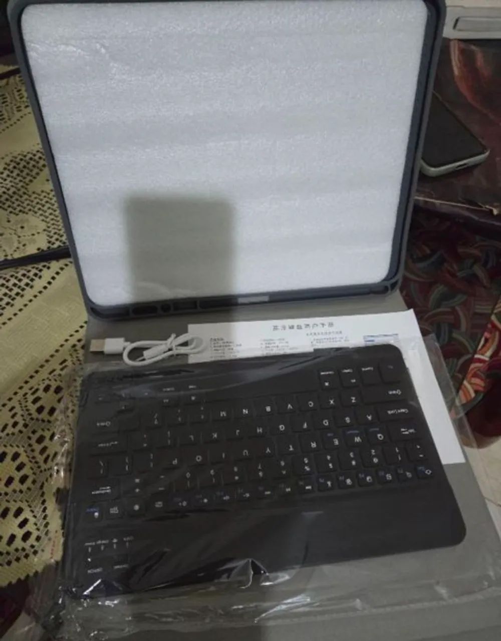 Capa com teclado Bluetooth 12.9" modelo 1209c Preta  - Foto 2
