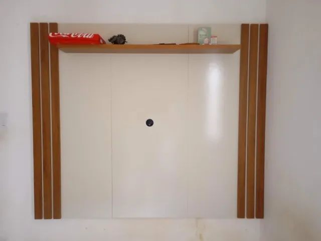 Painel Para Tv de até 55 polegadas Camaru/ pérola cor Bege