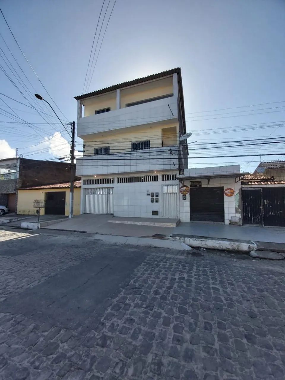 Alugo apartamento no 1° andar - Peixoto 