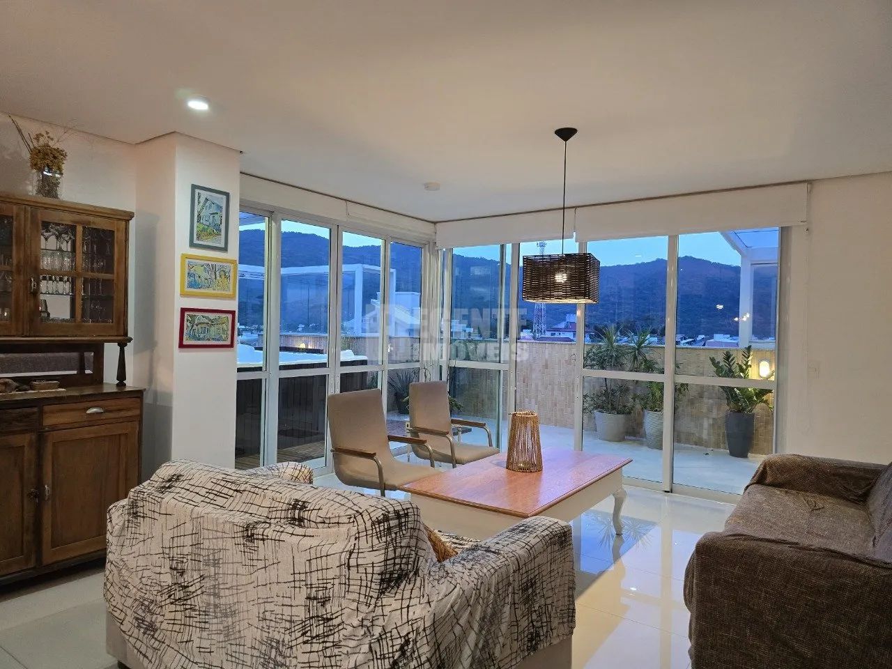 Incrível apartamento duplex com 4 dormitórios na Praia dos Açores!