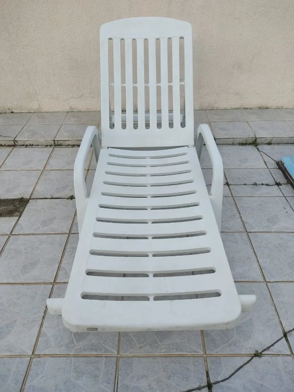 Espreguiçadeira plástico branca 3 posições  - Foto 2
