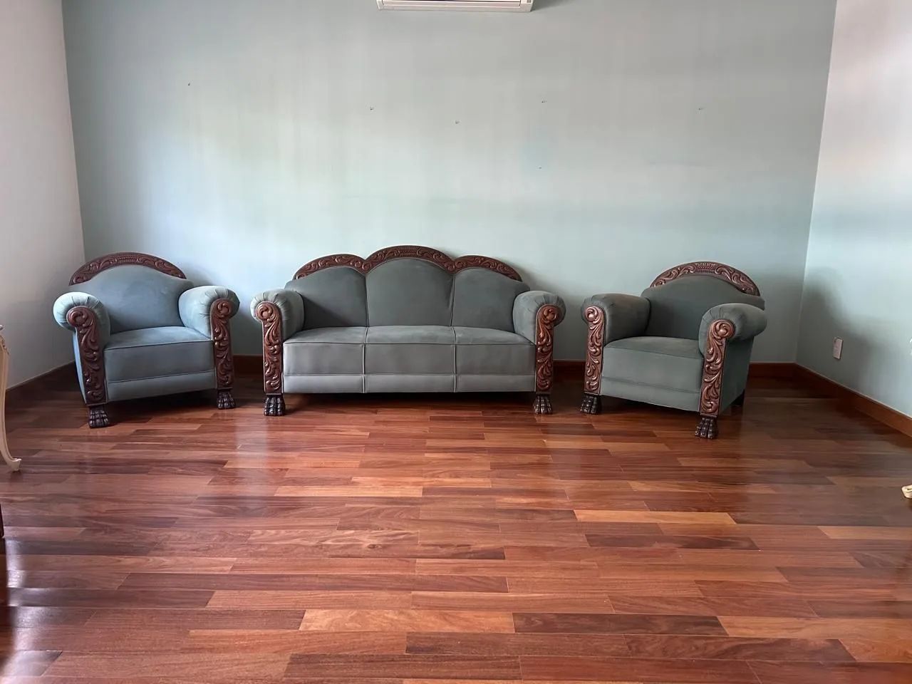 Sofá antigo pata de Leão e veludo.