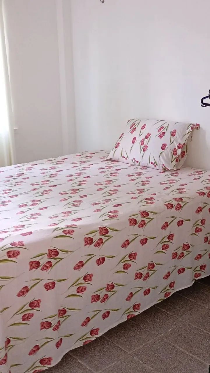 Aluga-se um quarto para moças.