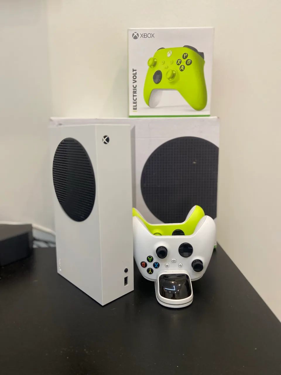 Xbox Seies S -  Com 2 controles e base de carregamento 