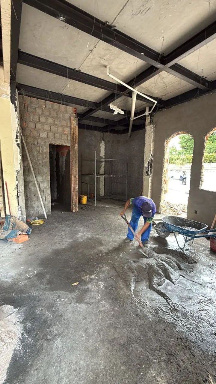 Pedreiro mestre de obra com equipe 