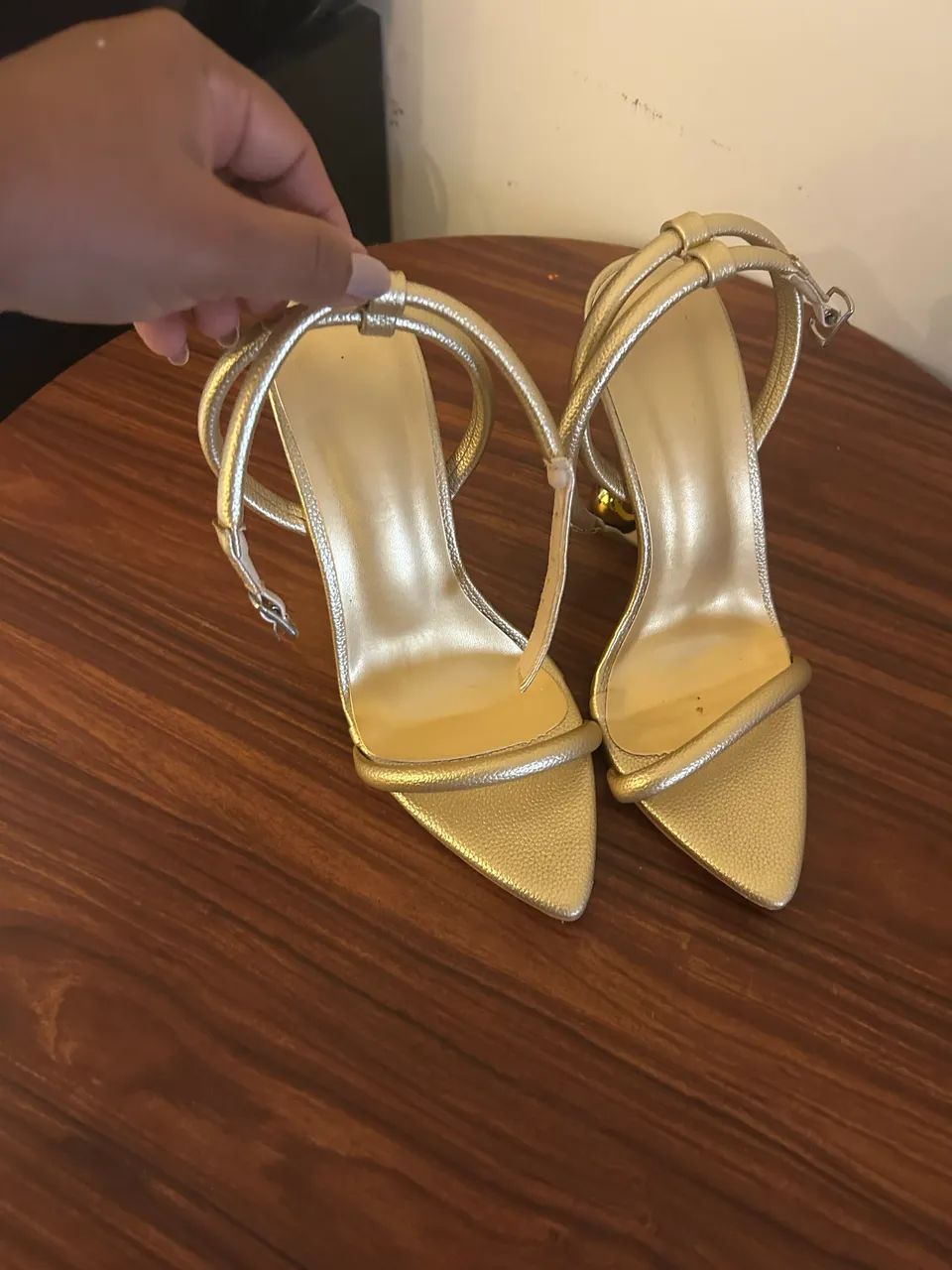 Sandália de salto dourada  - Foto 3