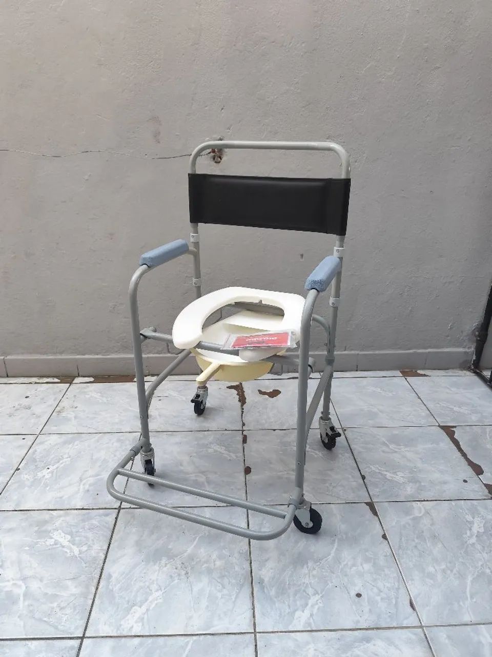 Cadeira de Banho Higiênica com Rodas para Idosos e PCD