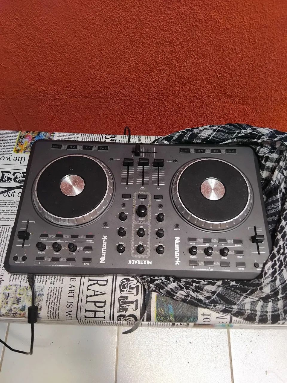 Vendo controladora numark mixtrack.  - Foto 2