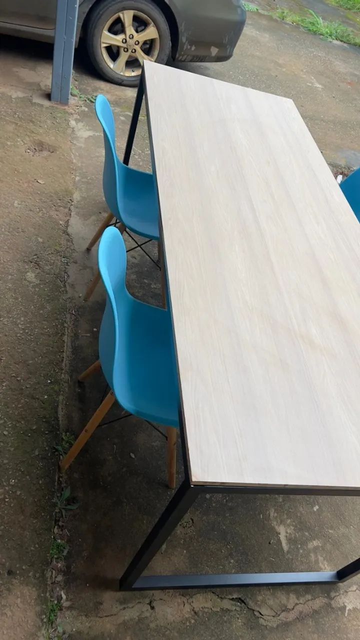 Mesa estilo industrial com 4 cadeiras seminovas  - Foto 3