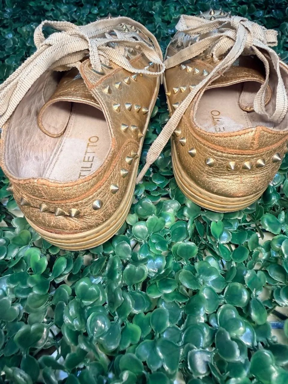 Tênis Dourado com Spikes - Foto 4