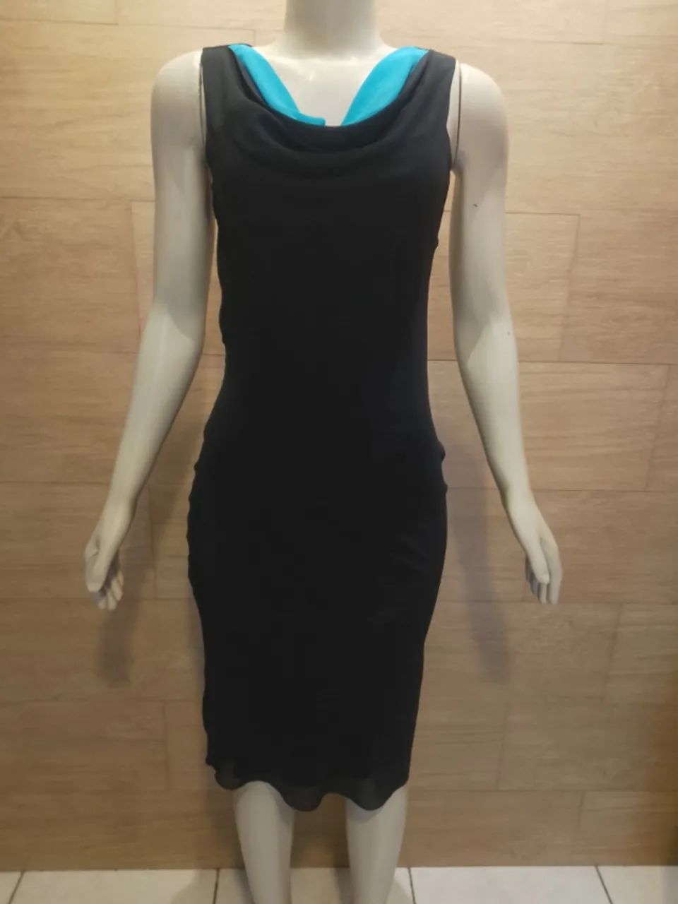 Vestido midi preto com detalhe turquesa charmosíssimo