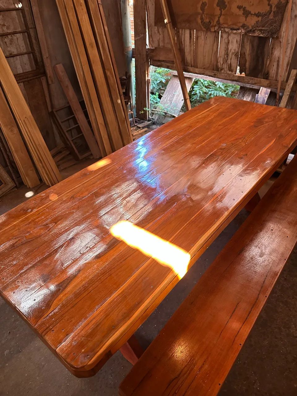 Mesa rústica de madeira 