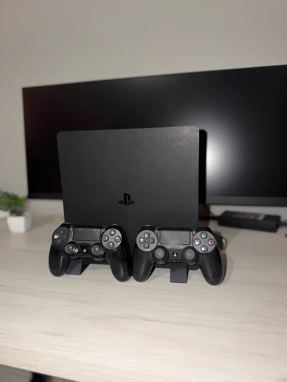 PS4 Slim + 2 Controles - Muito Conservado