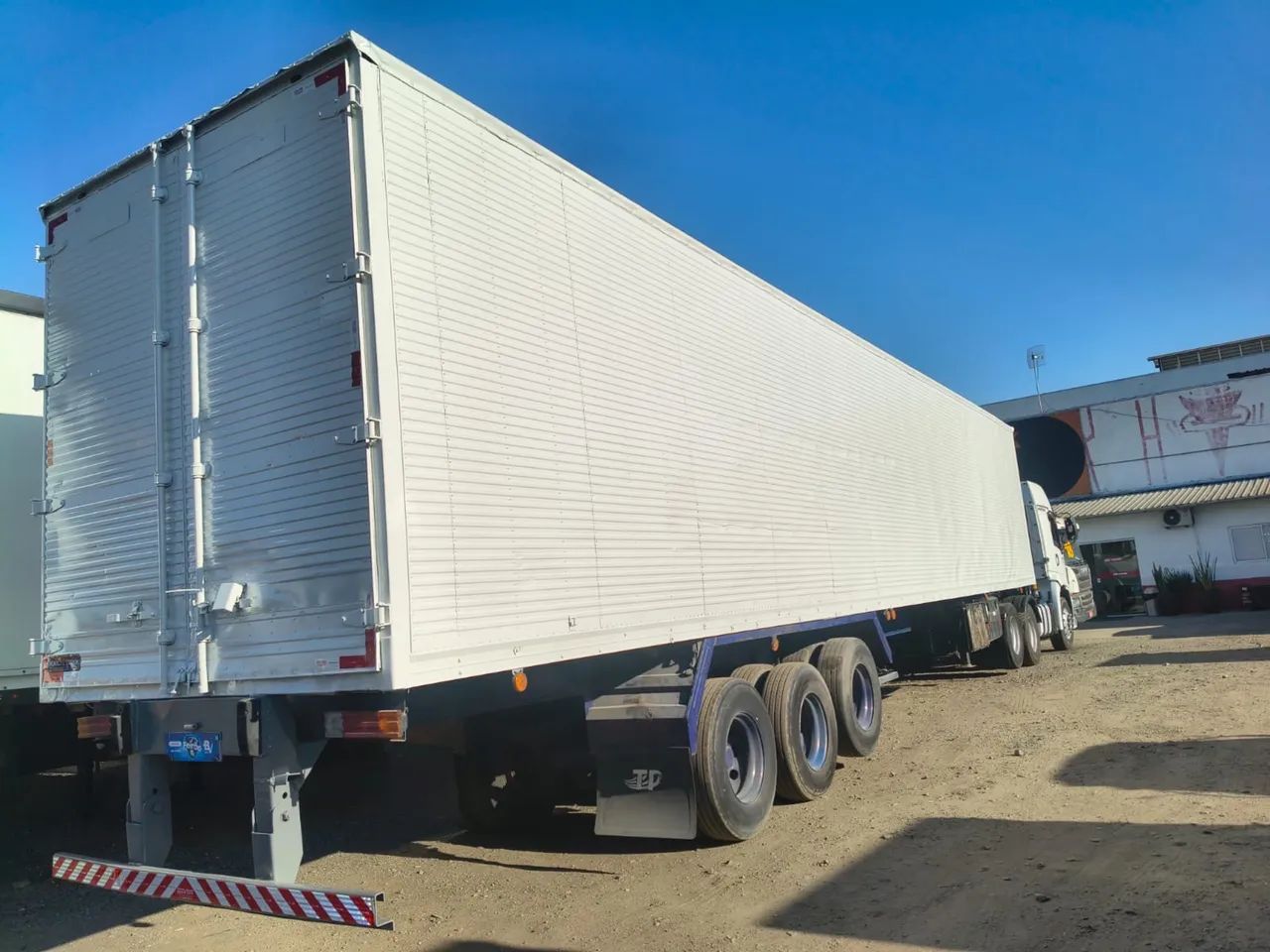 Carreta baú 30 pallets alumínio  - Foto 2