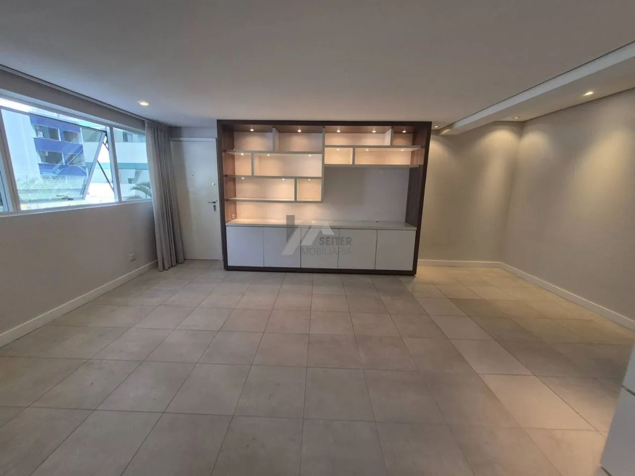 Apartamento semimobiliado 2 suites no centro para Locação 2 vagas - Foto 2