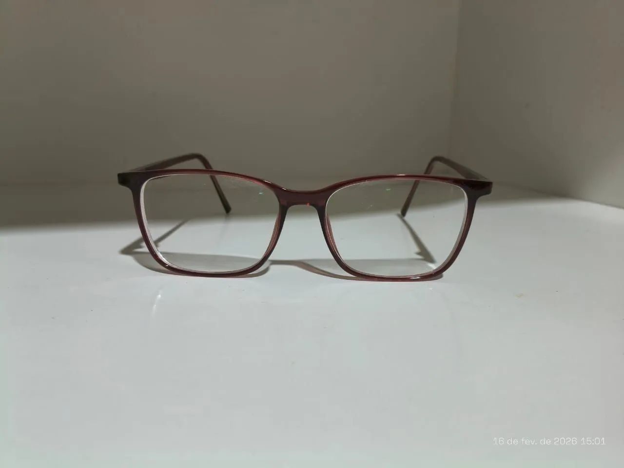 Armação de óculos Chilli Beans leve e resistente.