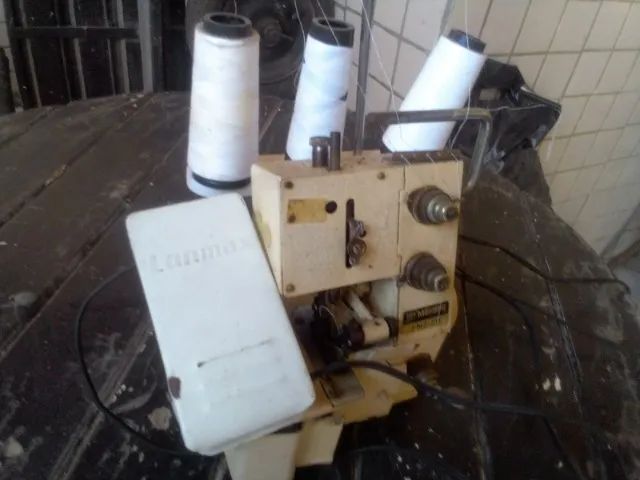 Máquina de costura overloque