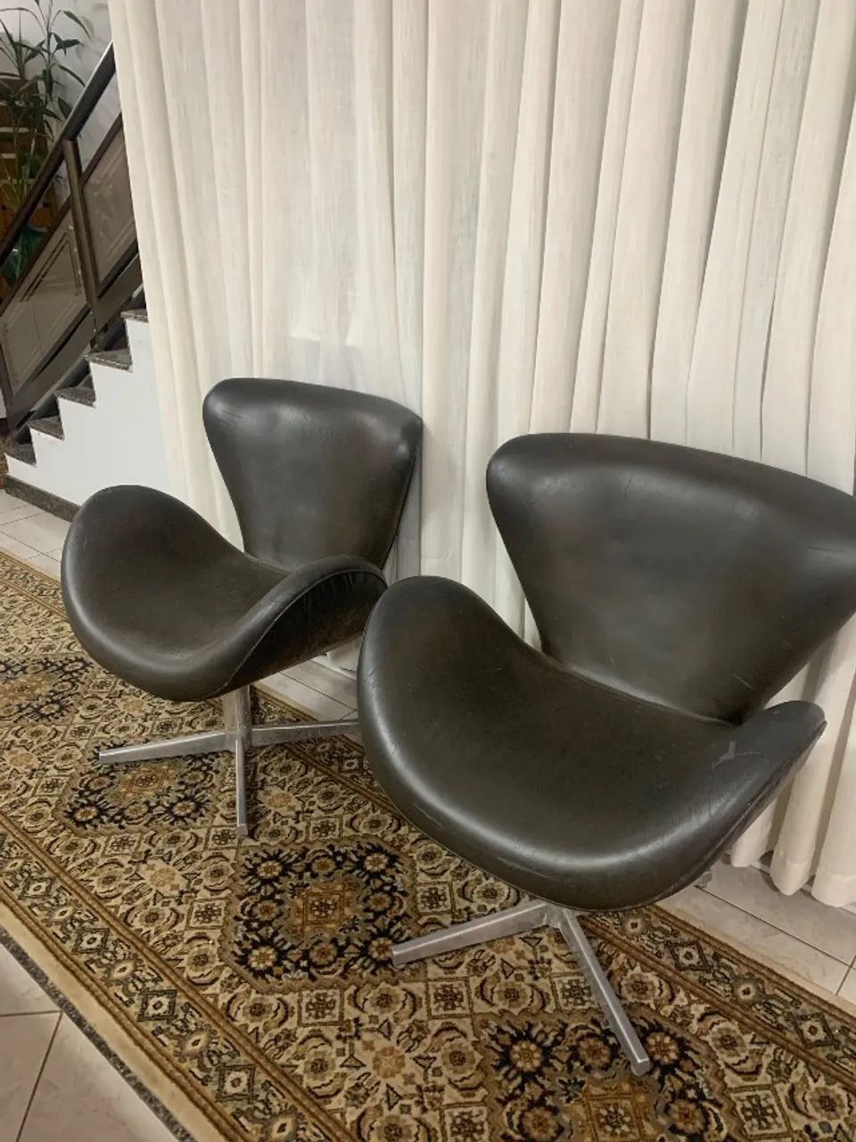 Par de Poltronas Estilo Swan - Design Atemporal e Estrutura Premium