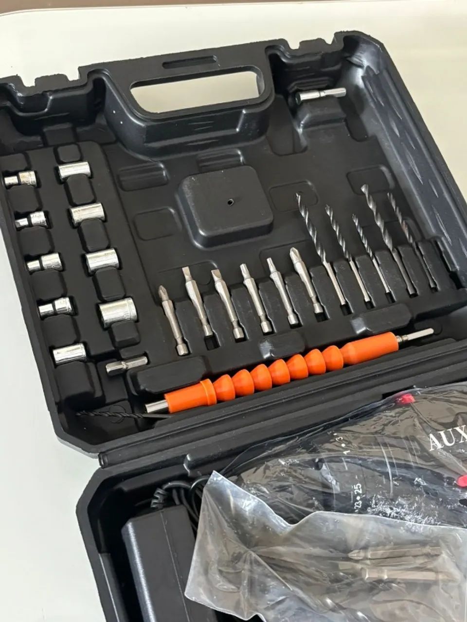 Parafusadeira Furadeira 21V Sem Fio Com Maleta e Acessórios - NOVO
