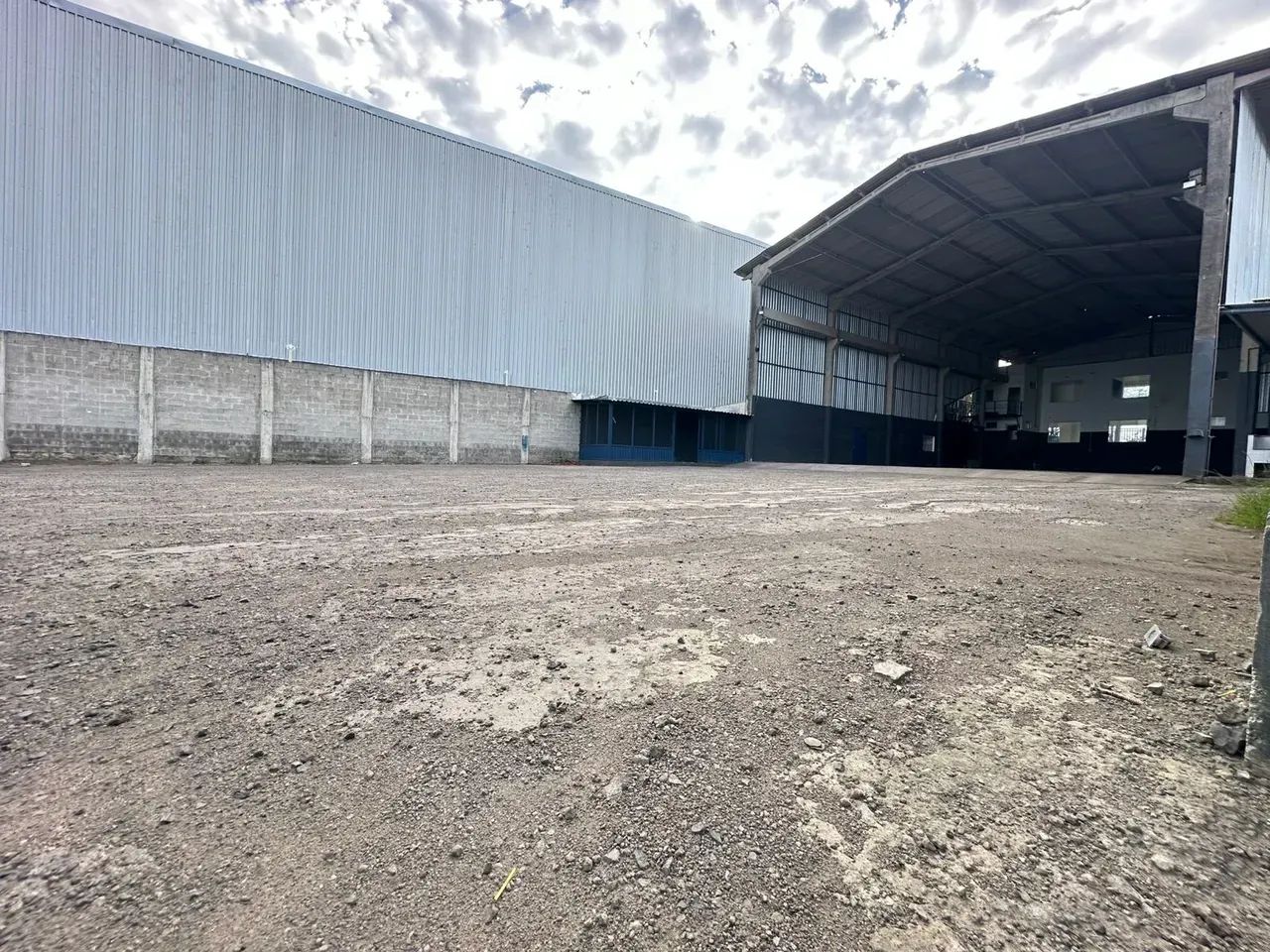 Galpão de 650m² com 150m² de escritórios e pátio de manobra