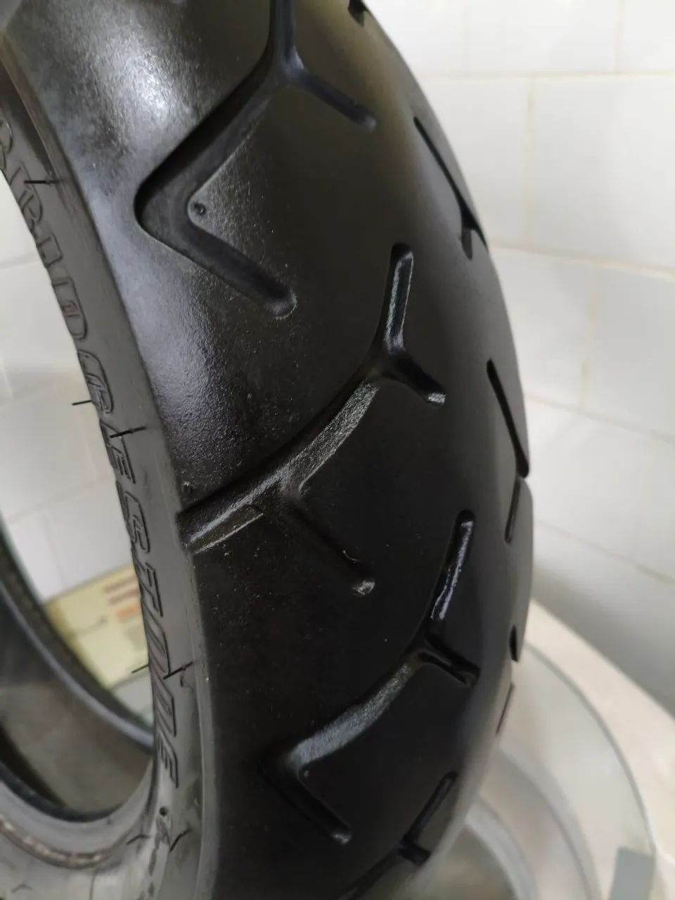 Pneu Bridgestone 150/80/16 sem cortes sem conserto 80% de borracha  - Foto 5