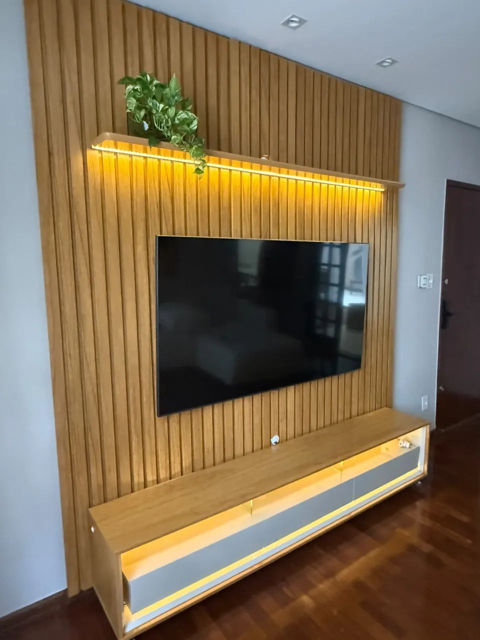  Painel e rack de madeira ripado - Foto 4