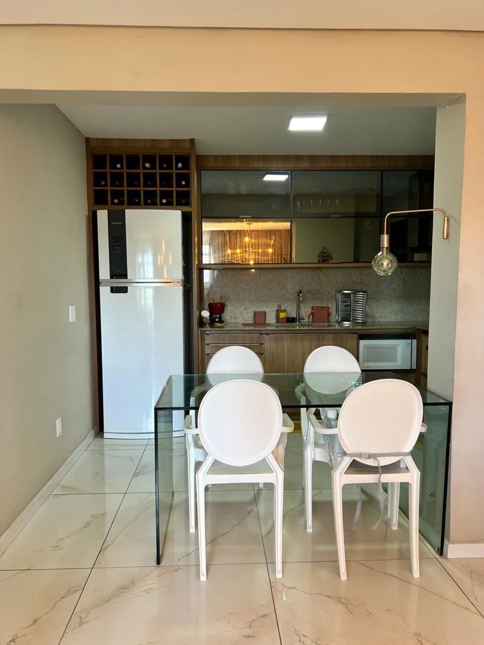  Kit 4 Cadeiras Brancas Design Moderno com Braço - Ótimo Estado - Foto 5