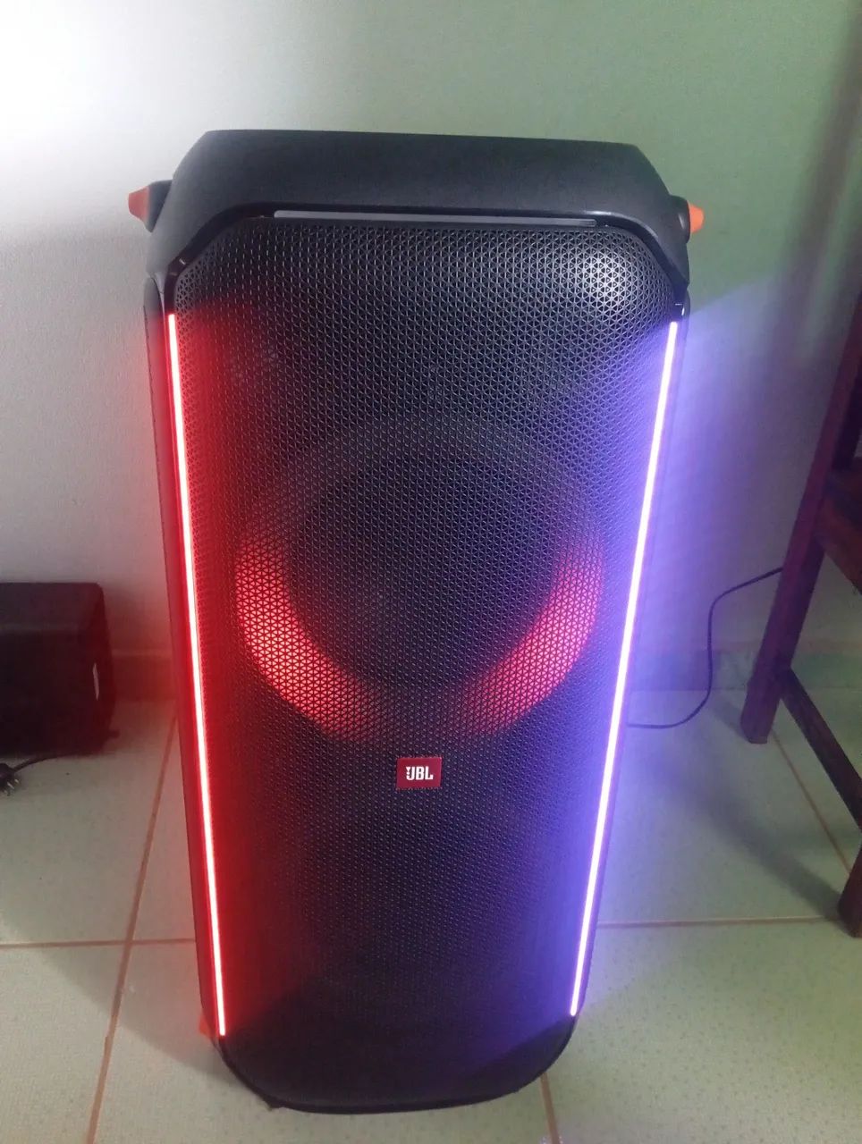 Caixa JBL 710