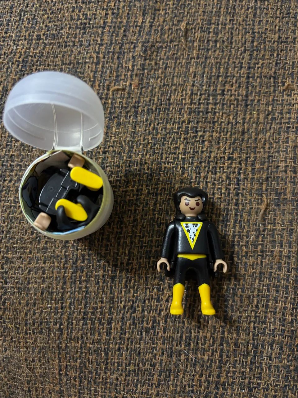 Miniatura Kinder ovo Playmobil dc Adão negro e ciborg  - Foto 2