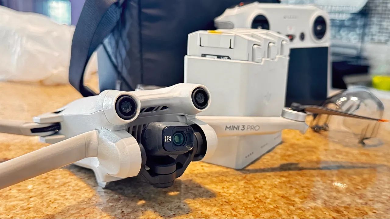 Drone DJI Mini 3 Pro + Controle com tela + 3 baterias e bolsa - Foto 2