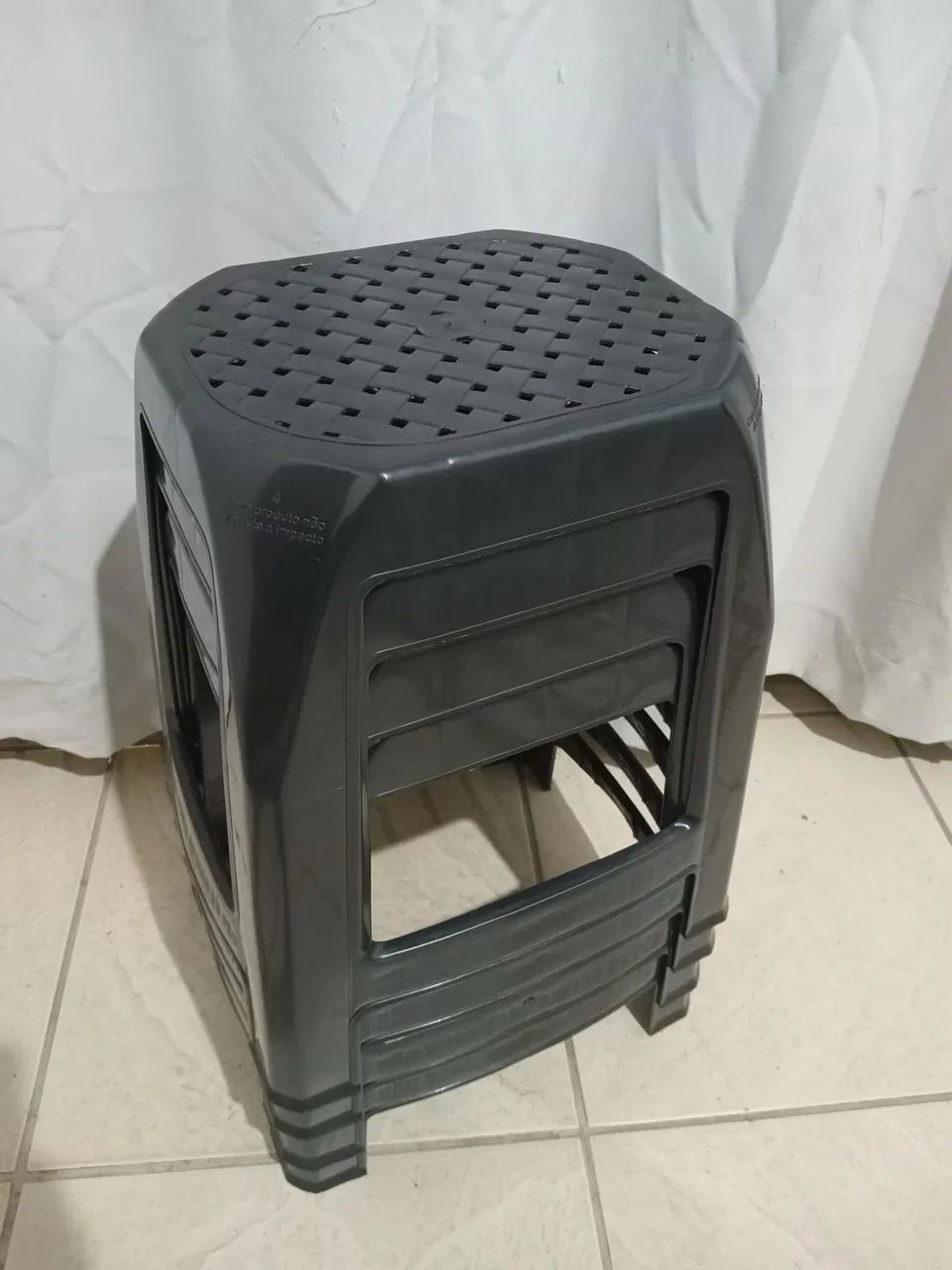 Quatro Banquetas Plástica NOVA