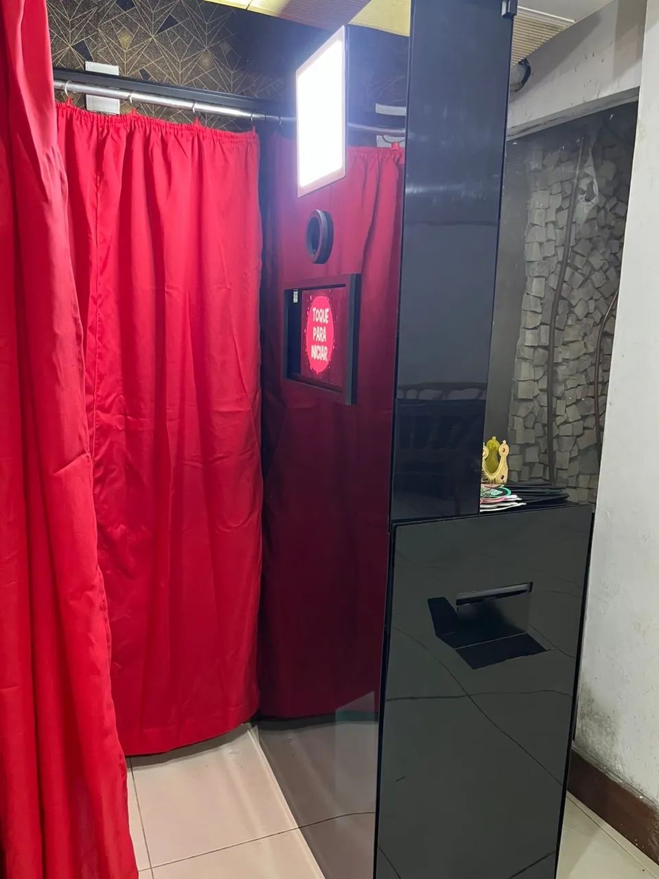 Aluguel de totem e cabine fotográfica.