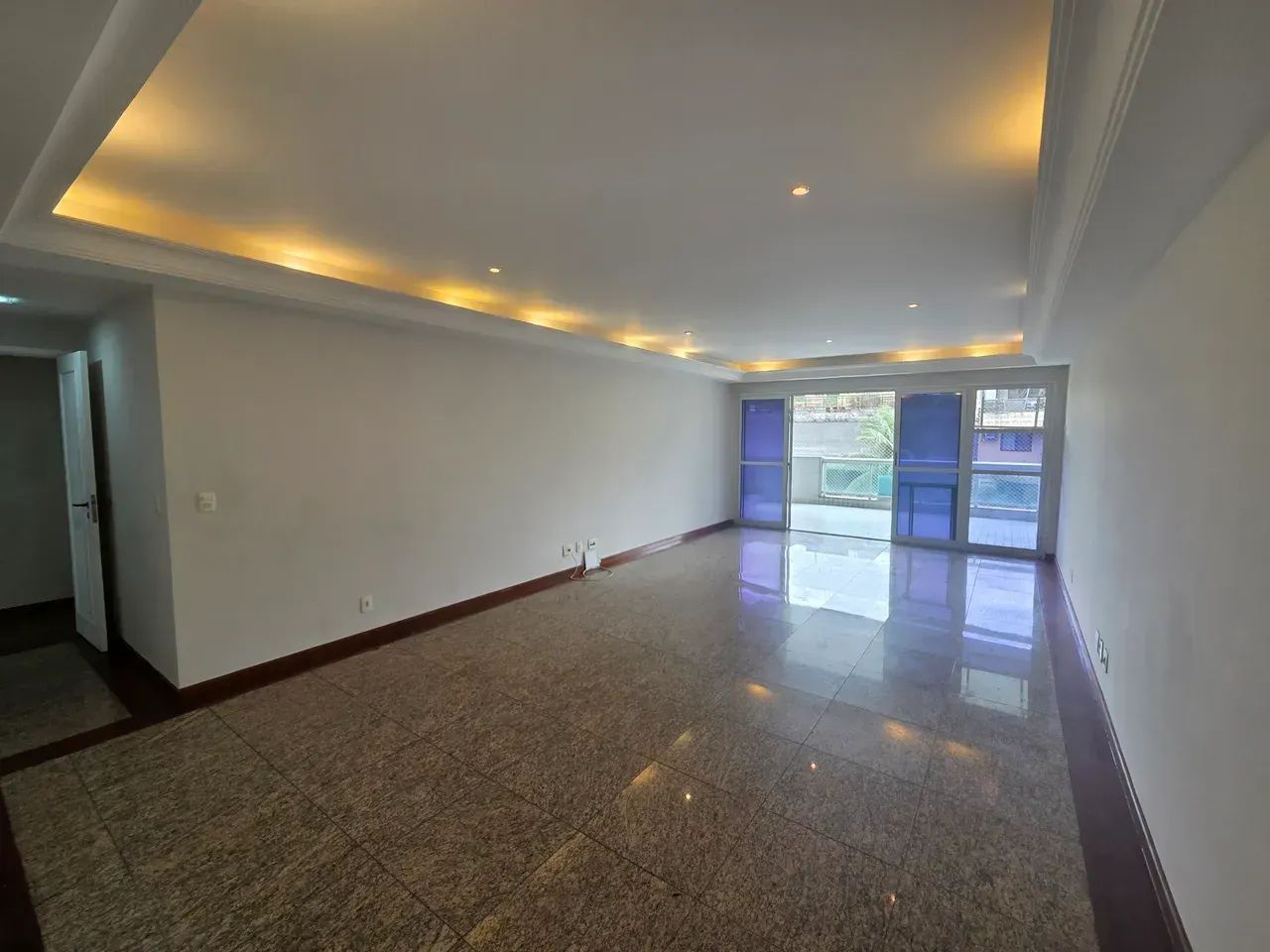 Apartamento para alugar de 199 m2 com 4 Suítes e Dependência Completa