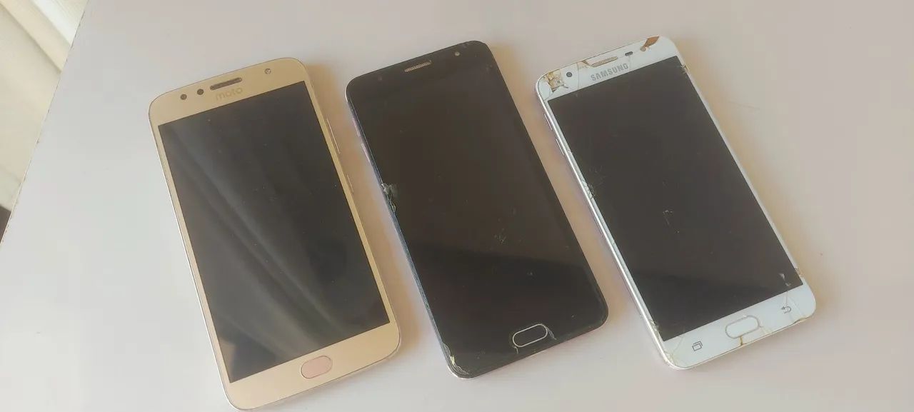 03 CELULARES (NÃO ESTÃO FUNCIONANDO) SAMSUNG E MOTOROLA 