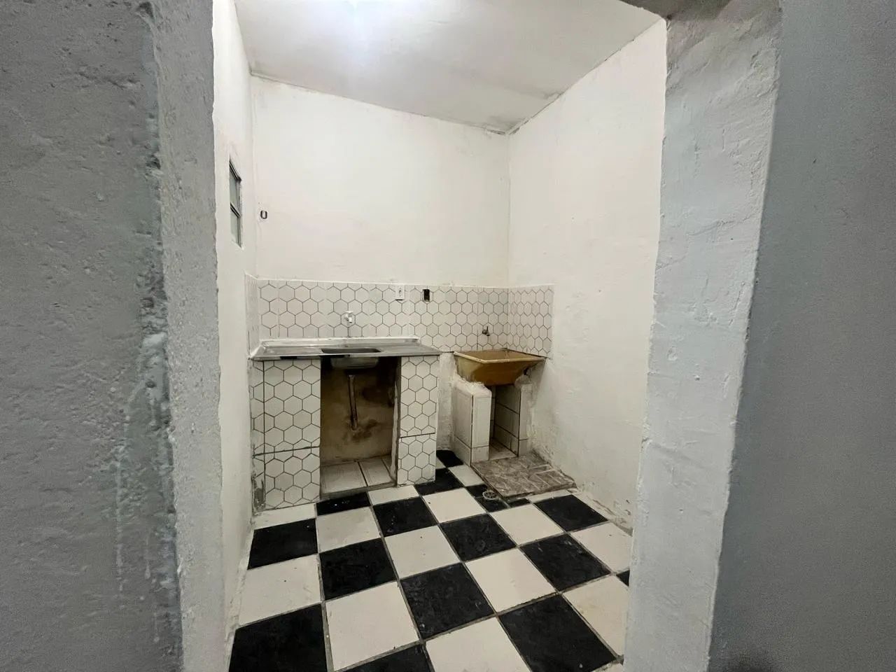 Aluga se casa com 3 cômodos .