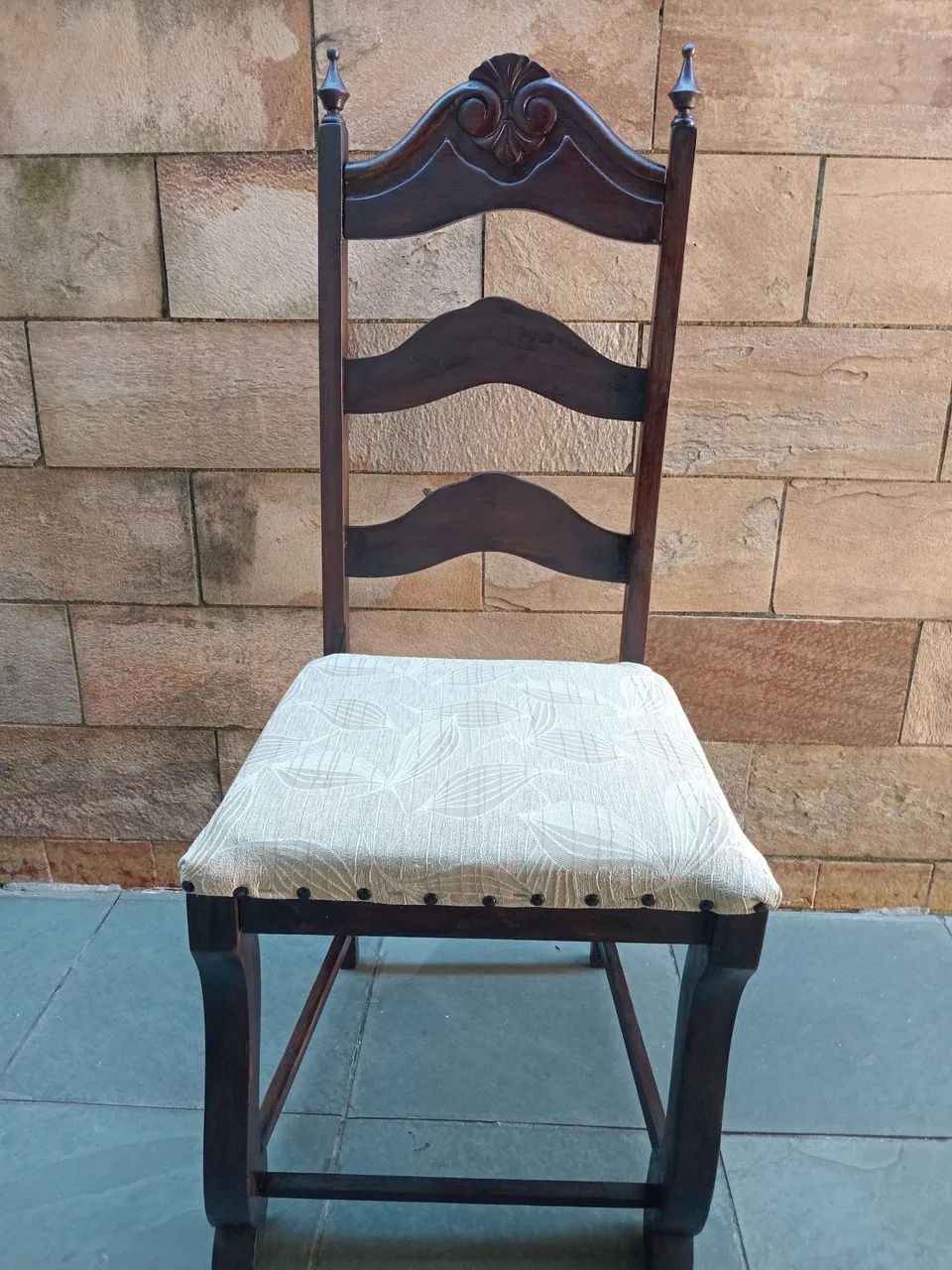 Antiga cadeira de madeira 