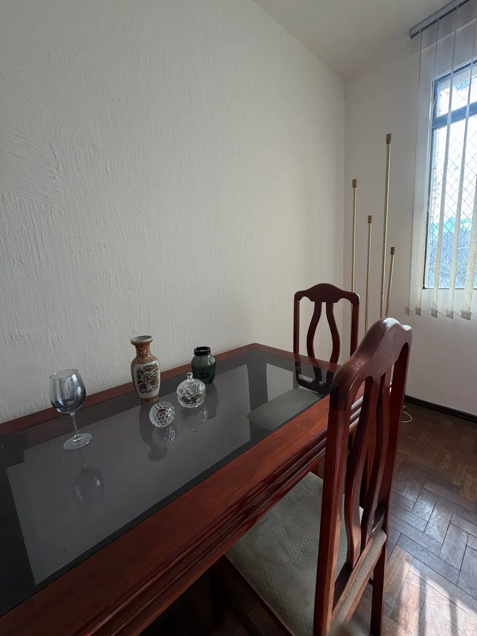 Mesa madeira maciça 4 cadeiras  - Foto 3