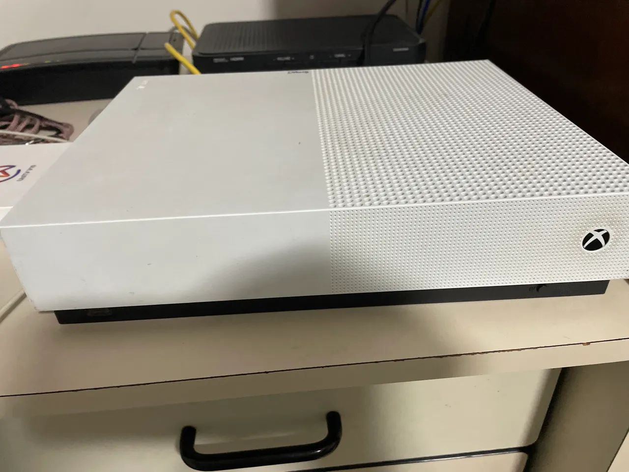 Xbox one S - 1tb com caixa e cabos