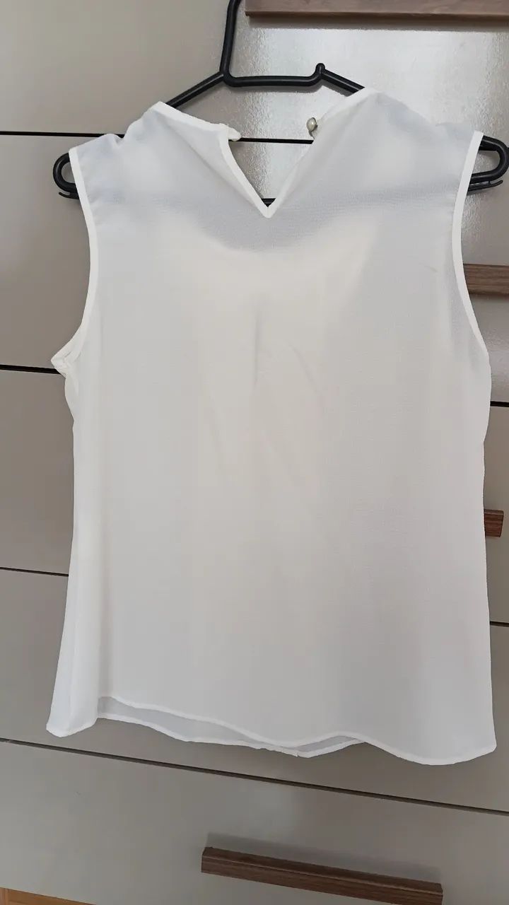 Blusa Branca com Detalhes em Pérolas - Foto 5