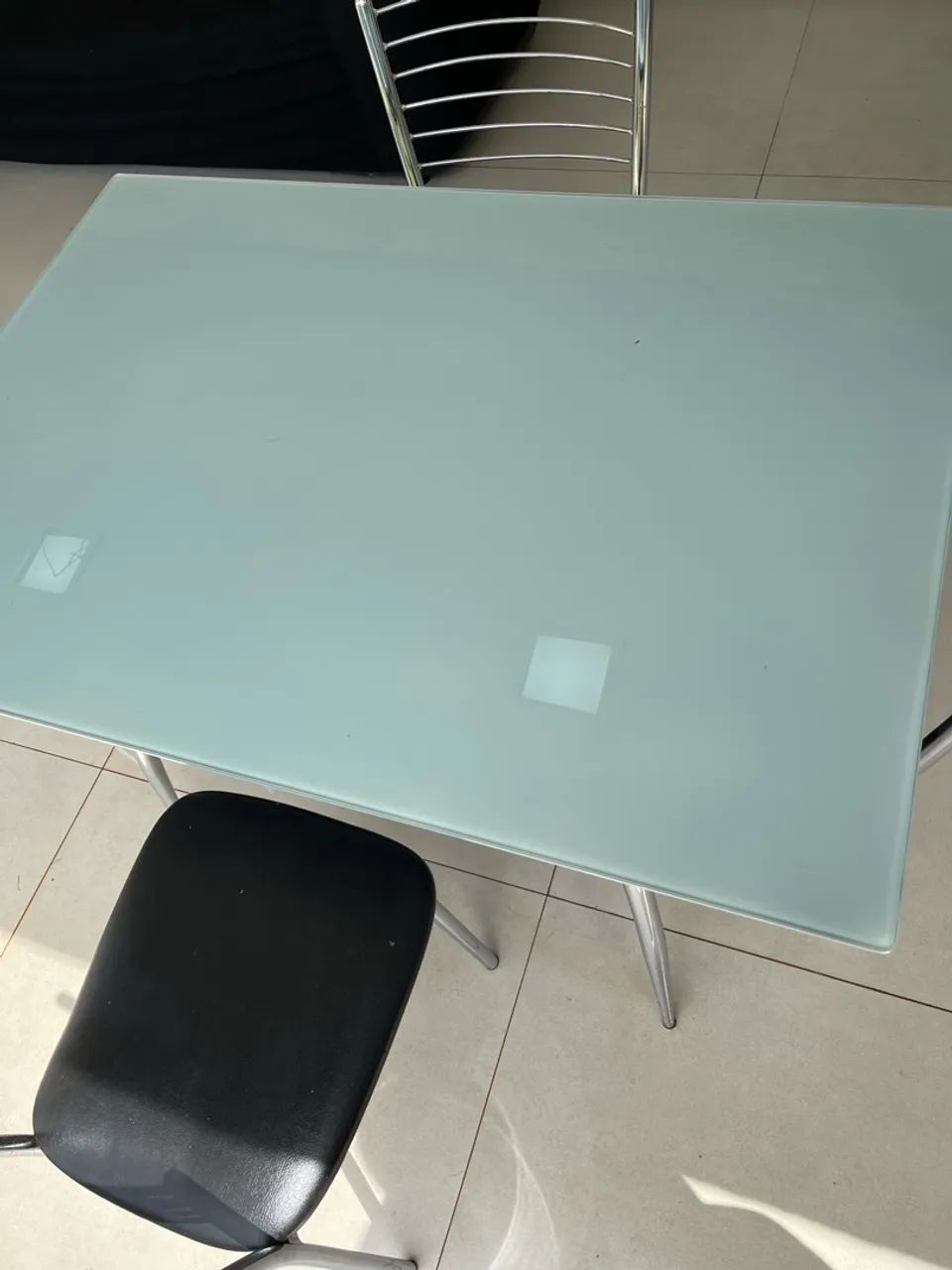 Mesa de vidro com quatro cadeiras inox  - Foto 4